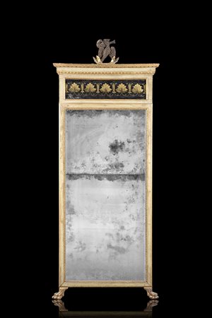 Specchiera in legno laccato e dorato con cimasa decorata a foglie su fondo...