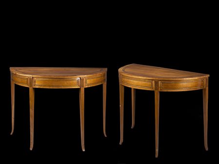 Coppia di consolles demilune in ciliegio filettate in legno ebanizzato. Gambe...