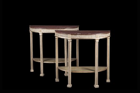 Coppia di consolles a mezzaluna in legno laccato e argentato con fascia e...