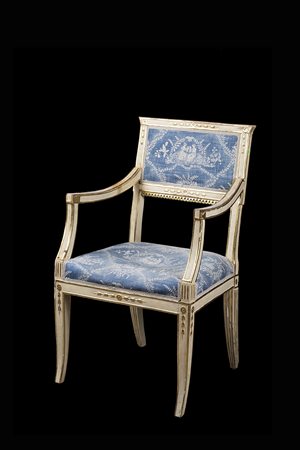 Poltrona in legno laccato e dorato decorata a greche e motivi concatenati....