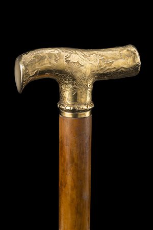 Bastone con presa in oro cesellato e inciso con scena di caccia alla volpe....