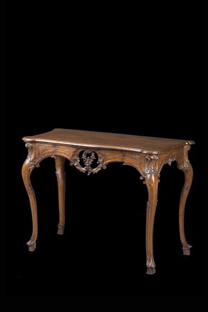 Tavolo da parete in noce. Fascia traforata e intagliata a volute e fiore....