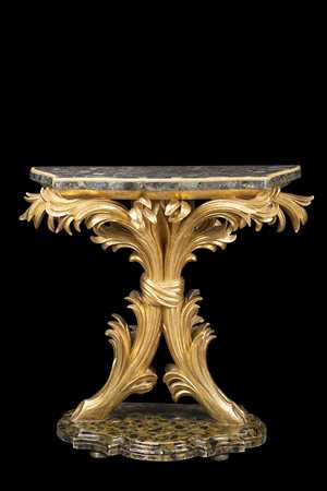 Consolle in legno dorato e intagliato a volute. Base laccata a finto marmo....