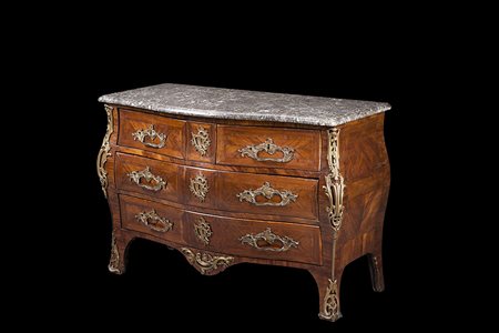 Comò di forma bombata lastronato e filettato in bois de rose e boise de...