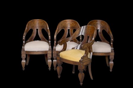 Quattro poltrone "a gondola" filettate e intarsiate in legno chiaro a motivi...