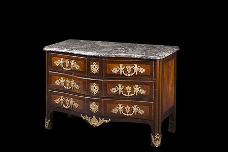 Commode di forma bombata lastronata e filettata in bois de rose e bois de...