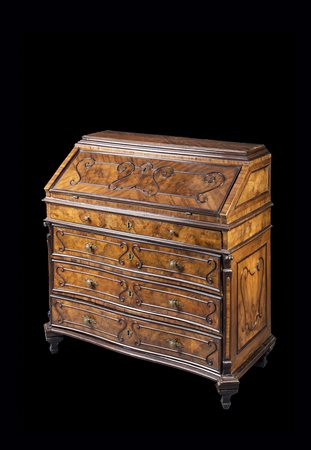 Ribalta in noce lastronata in radica e decorata a volute in rilievo che...