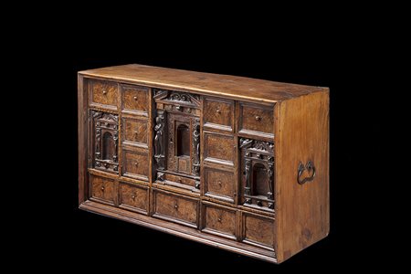 Monetiere in noce con fronte a cassetti e sportelli con pannelli in radica....