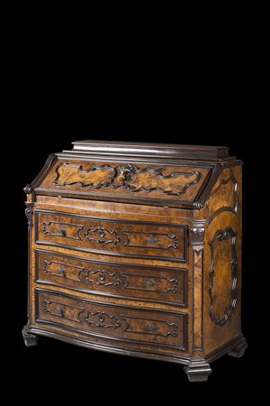 Ribalta lastronata in noce e decorata con profili ebanizzati. Parte superiore...