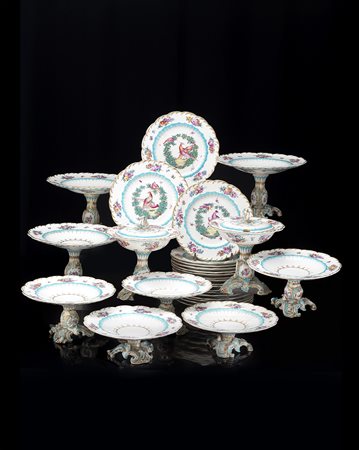 Manifattura francese, secolo XIX. Parte di servizio di piatti in terraglia,...