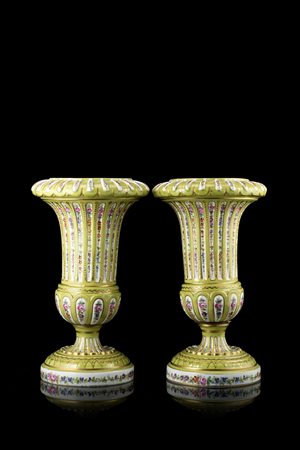 Manifattura Popov, Mosca, metà secolo XIX. Coppia di vasi in porcellana a...