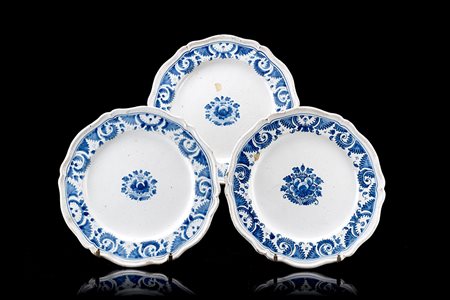 Manifattura di Lodi, secolo XVIII. Gruppo di tre piatti in maiolica a bordo...