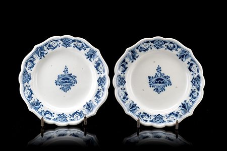 Manifattura di Lodi, secolo XVIII. Due piatti in maiolica a bordo mistilineo...