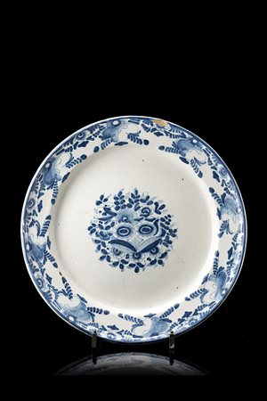 Manifattura Antonibon, Bassano, secolo XVIII. Piatto tondo a bordo liscio in...