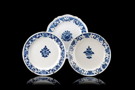 Manifattura di Lodi, secolo XVIII. Gruppo di tre piatti in maiolica, due a...