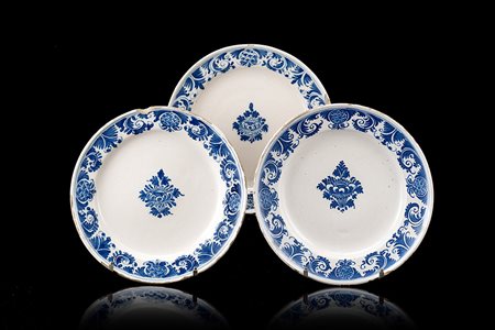 Manifattura di Lodi, secolo XVIII. Gruppo di tre piatti in maiolica a bordo...