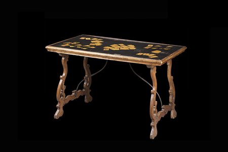 Tavolo con piano in scagliola decorato in policromia a carte da gioco sparse....