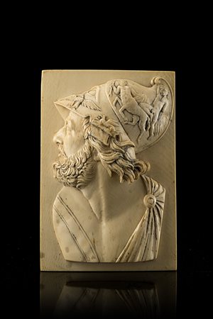 Artista tedesco, secolo XVIII. Altorilievo in avorio raffigurante profilo di...