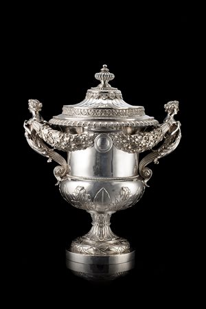 Coppa con coperchio, in argento: corpo a cratere, decorato da fasce di...