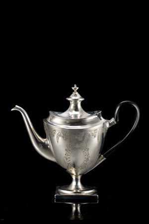 Caffettiera in argento, con corpo ad urna di sezione ovale, decorato da...