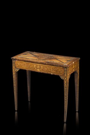 Tavolino da lavoro lastronato in noce, intarsiato a legni vari a mascheroni,...