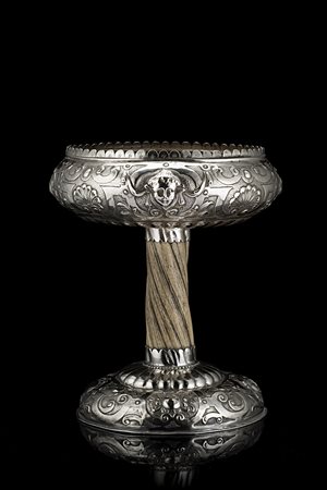 Coppa in argento con fusto in osso, decorata con fasce di nastri fogliati,...