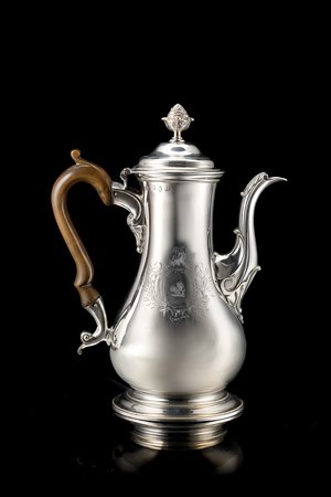 Caffettiera in argento con corpo a balaustro liscio con arme incisa;...