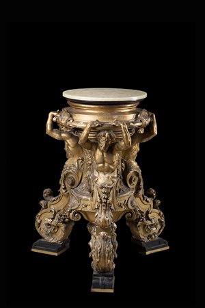 Base tripode in legno intagliato e dorato, il piano di forma circolare con...