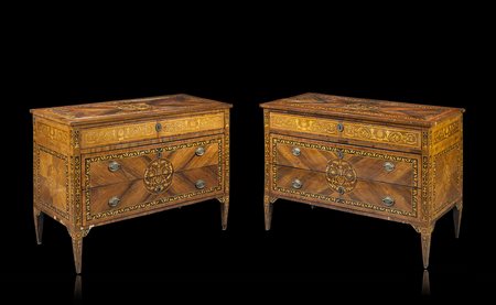 Coppia di comò con due cassetti e mezzo, lastronati in noce con fronte e...