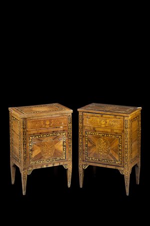 Coppia di comodini lastronati in noce e intarsiati in legni vari a volute,...