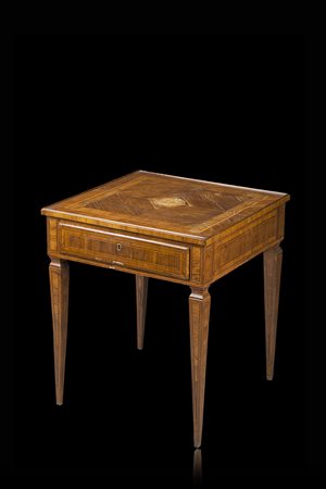 Tavolino da salotto in noce con due cassetti nella fascia; fronte, fianchi e...