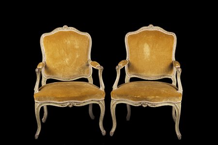 Coppia di poltrone in legno laccato con schienale intagliato a fiori, gambe e...