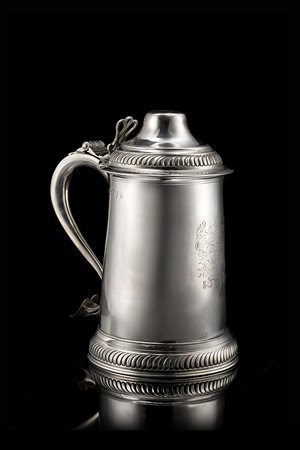 Tankard in argento con corpo cilindrico, liscio, con piede e coperchio...
