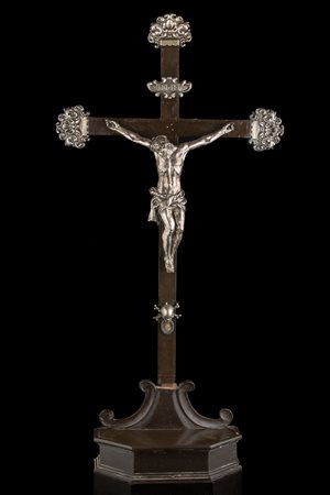 Crocifisso con base, in legno ebanizzato, con figura del Cristo, canti ed...