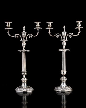 Coppia di candelabri in argento a due fiamme con piede circolare gradinato e...