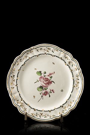 Manifattura di Pasquale Rubati, Milano 1780/90. Piatto polilobato in maiolica...