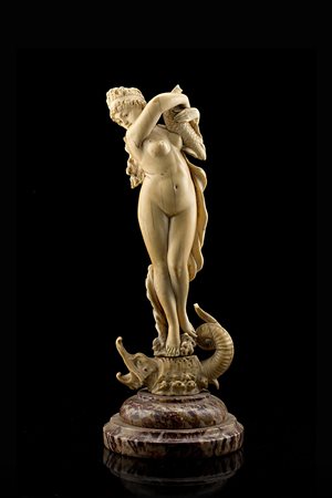 Arte europea, secolo XIX "Allegoria del mare" statuetta in avorio e figura...
