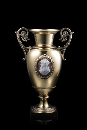 Vaso biansato in argento dorato con corpo ovoidale su plinto quadrato,...