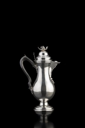 Caffettiera in argento con corpo a balaustro liscio, su piede circolare e...