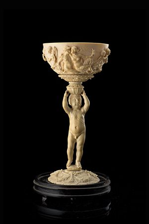 Arte francese del secolo XIX. Coppa in avorio con calice intagliato a figure...