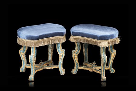 Coppia di panchetti in legno laccato gambe e traverse sagomate scolpite a...