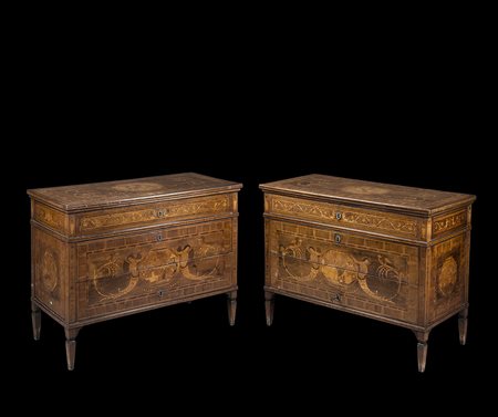 Coppia di comò lastronati in noce, coperchio filettato e decorato entro...