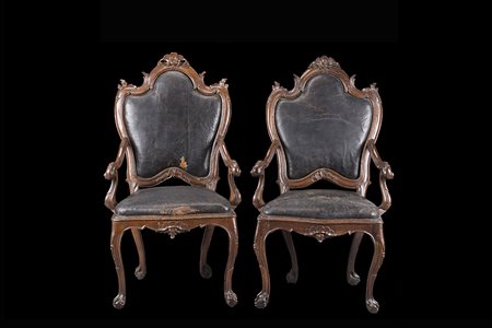 Coppia di poltrone in noce con schienali e braccioli sagomati e intagliati a...