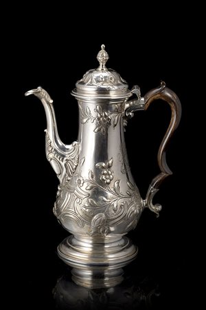 Caffettiera in argento con corpo a balaustro e coperchio modanato e bombato;...