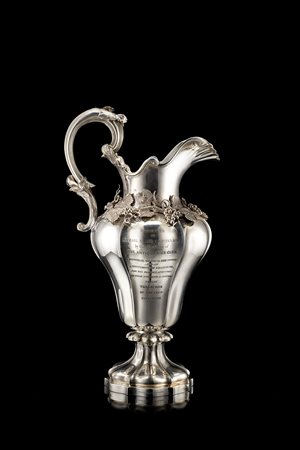 Caraffa per vino, in argento, con corpo ad alta spalla sagomato a...