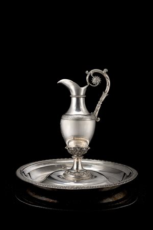 Acquamanile con piatto, in argento: corpo di forma ovoidale con bocca...