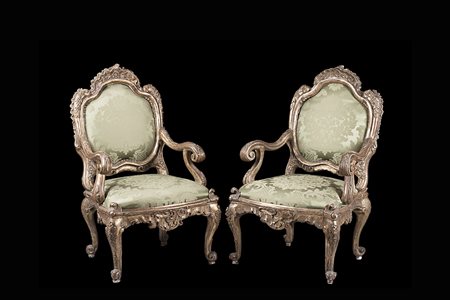 Coppia di poltrone in legno intagliato e dorato a mecca, decorate a motivi...