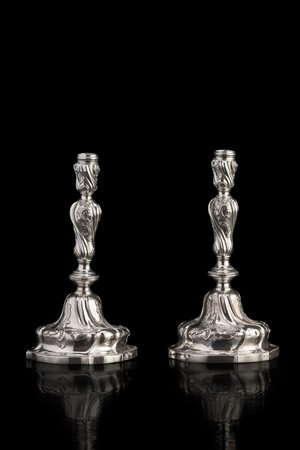 Coppia di candelieri in argento, con piede mistilineo bombato e fusto a...