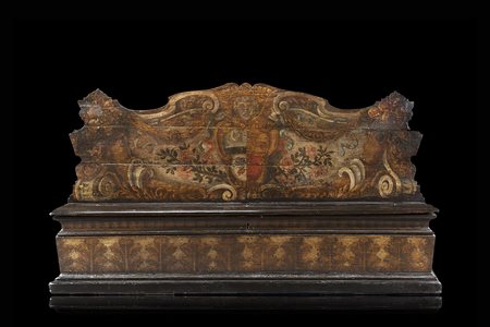 Panca da ingresso con schienale sagomato e dipinto a volute, ghirlande di...