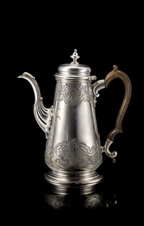 Caffettiera in argento con corpo piriforme, decorato da fasce cesellate a...